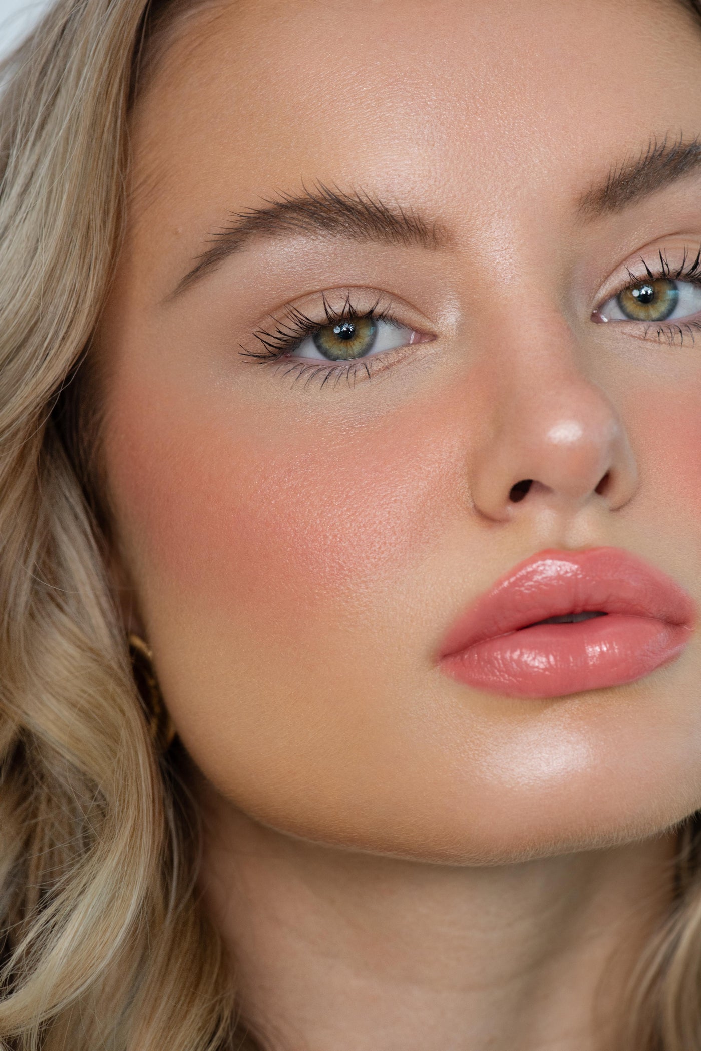 About Us Glossy Makeup